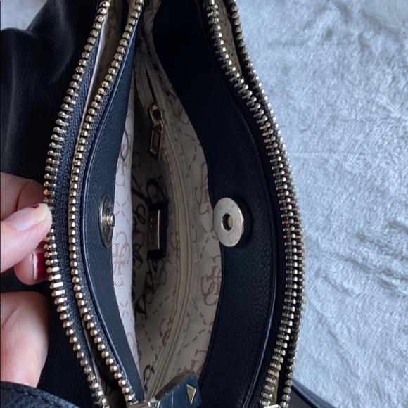 Guess cross body purse - Picture 2 of 2
